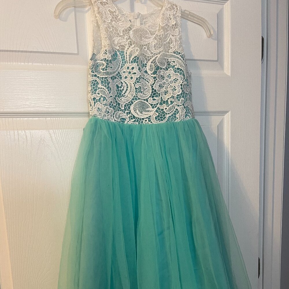 Beautiful Tween white lace and tulle green formal dress  - size 140